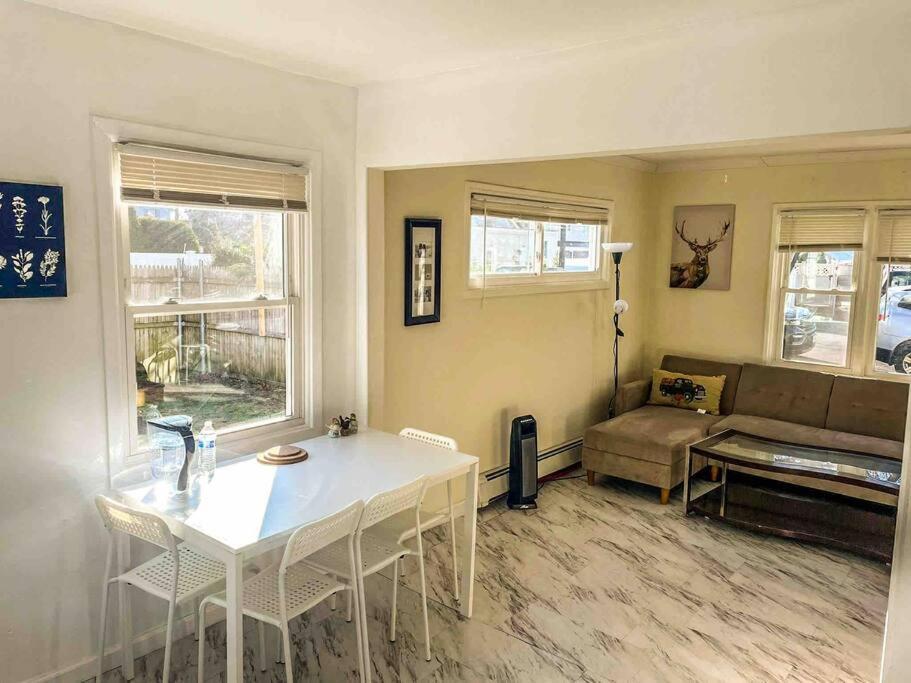 Entire 3bdr W/parking, Backyard, Firepit, Bbq